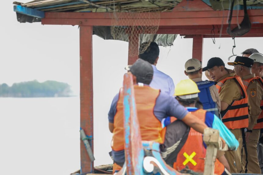 Wakil Gubernur Jawa Tengah Taj Yasin Maimoen sedang mengecek pembangunan hybrid seawall atau tanggul pantai di Desa Surodadi, Selasa, (27/10/2026).